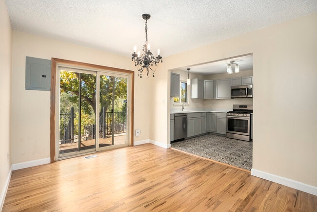 Photo - 7030 Metropolitan St