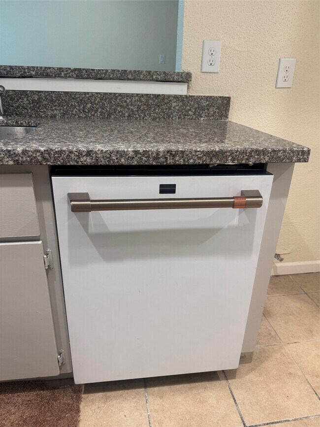 Building Photo - 5650 Birchmont Dr Unit C