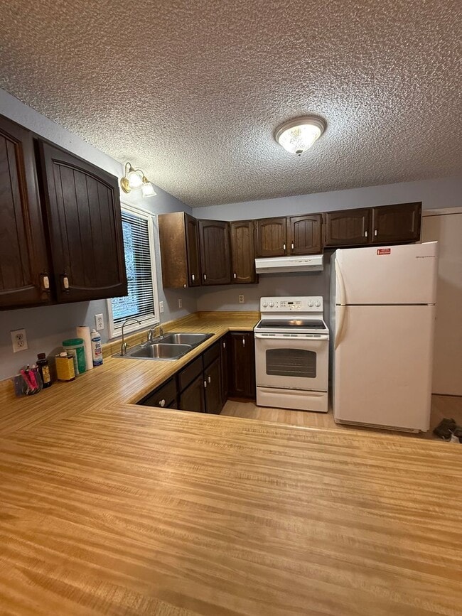 Photo - 2 bedroom / 2 car attached garage / North ...