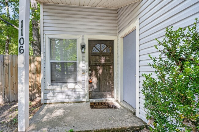 Building Photo - 1106 E Red Cedar Cir