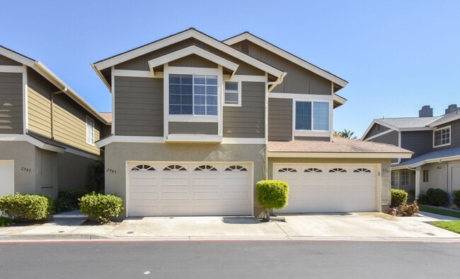 Building Photo - Beautiful 4 Br 2.5 bath Townhome in Calavera Hills!