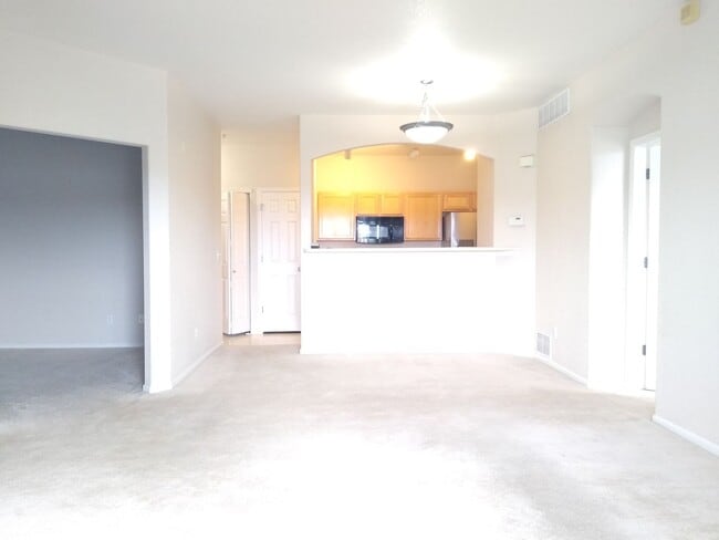 Building Photo - Super Fly 1 Bedroom with Large Study, 1 1/... Unit 717
