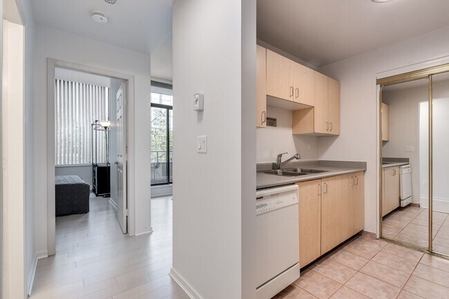 Photo - 1010 Howe St