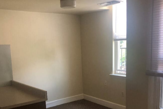 Unidad 2 - Sala de estar - 816 E Baltimore St Unidad 2