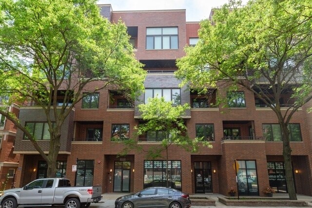 Building Photo - 1937 W Diversey Pkwy Unit 2F Rental