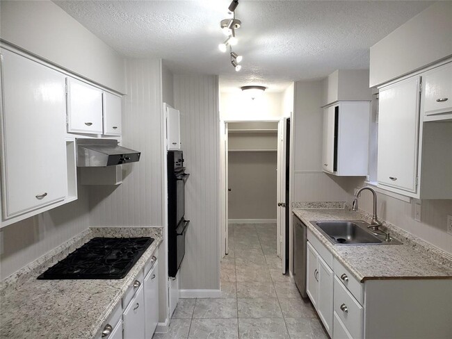 Photo - 1007 Reseda Dr House