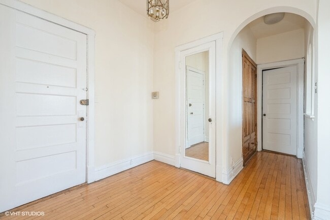 Photo - 1200 W Addison St Unit 3E