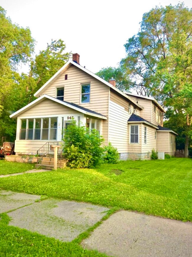 Photo - 945 W 9th St