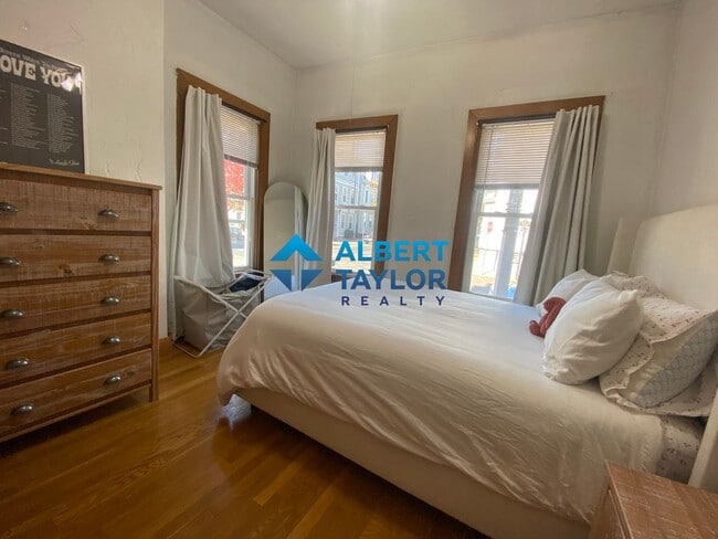 Photo - 677 E 7th St