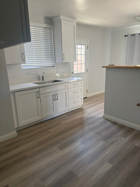 Cocina con gabinetes nuevos y piso laminado nuevo. - 14523 Osage Ave Unidad 14523 Osage Av, #3
