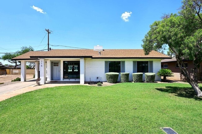 Building Photo - 716 W 11th St