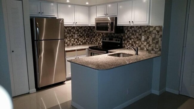 Photo - 708 Executive Center Dr Unidad 16