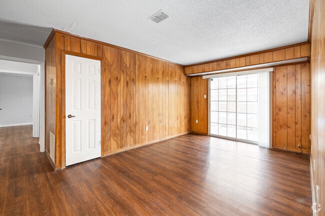 2BR, 2BA - 995SF - Family Room