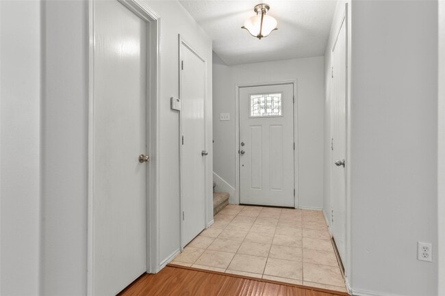 Building Photo - 6 Thicket Grove Pl