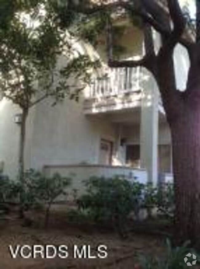 Building Photo - Nice Oak Park Corner Unit Townhome Which I...