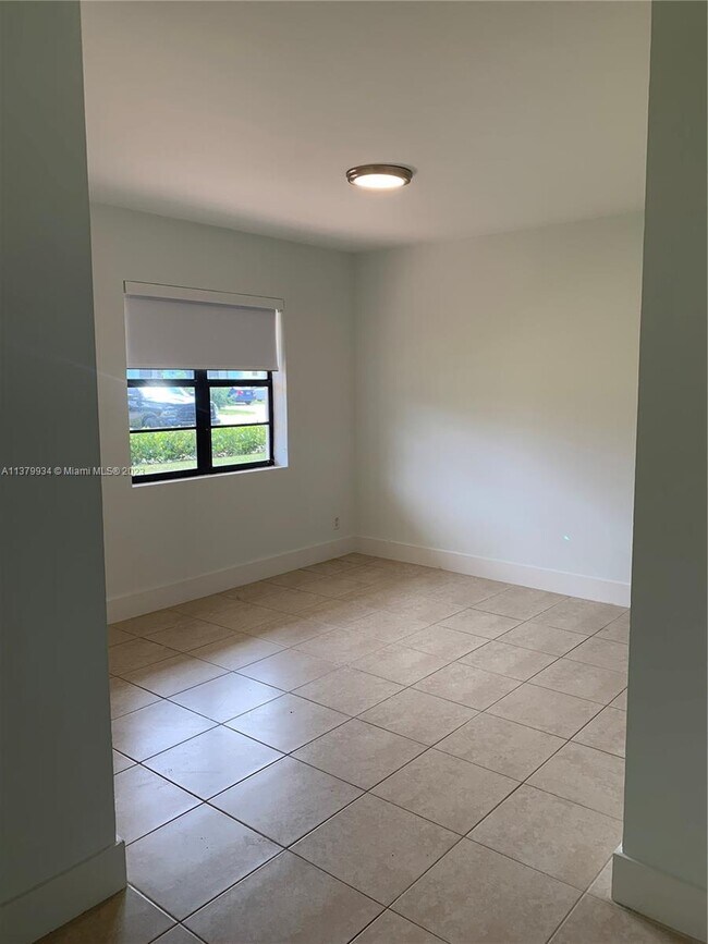 Photo - 1115 NE 10th St