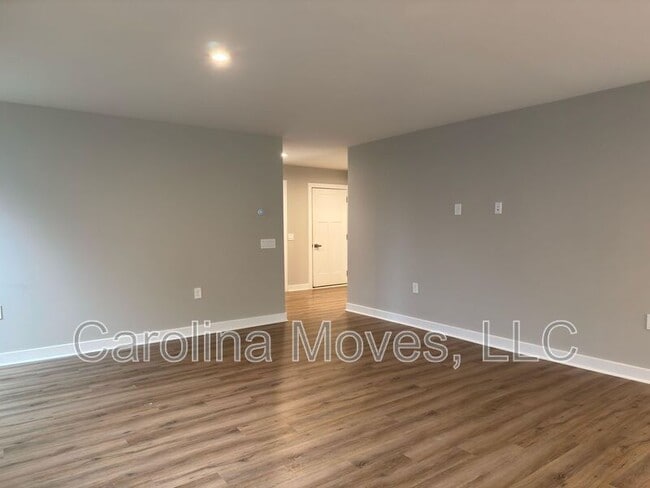 Photo - 102 Stockland Trl