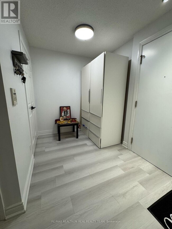 Photo - 310 Burnhamthorpe Rd W Unit 1810