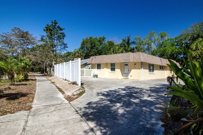 Building Photo - Indian Beach Park Duplex - walk to Ringling College!!