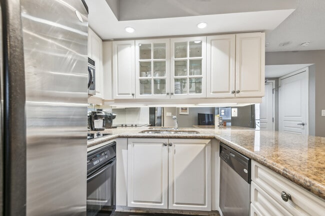 Photo - 136 Simcoe St Unit FL1-ID1031079P