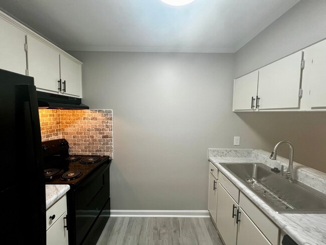 Photo - 5853 Century Oaks Dr