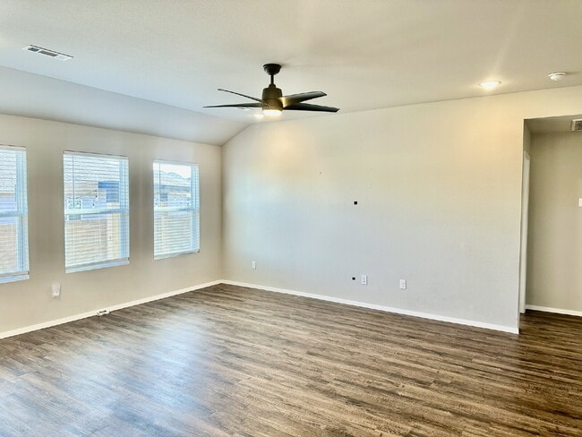 Photo - 920 Queen St