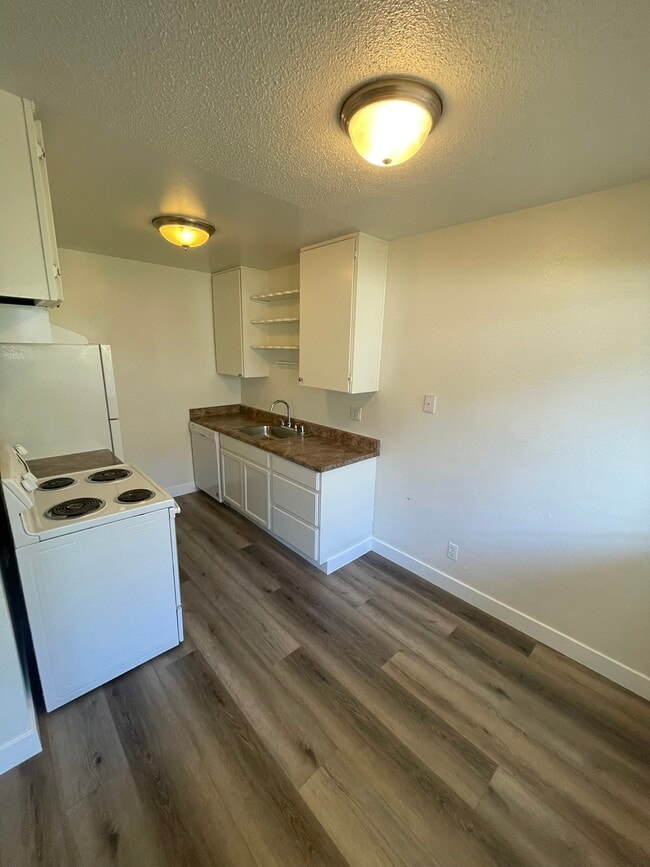 Unit 3 Kitchen - Heritage Glen Apartments