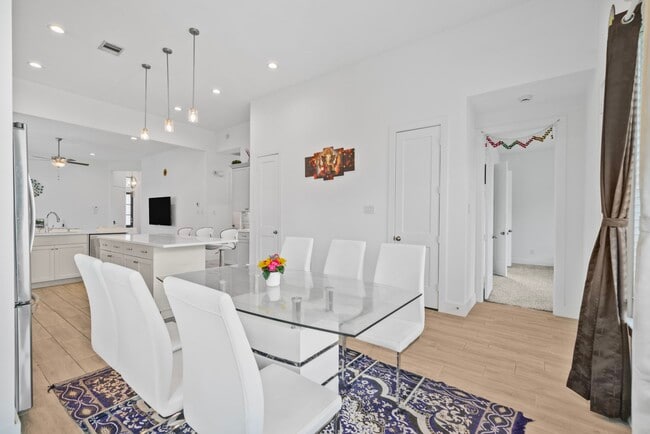 Building Photo - 10718 Blossom River Dr