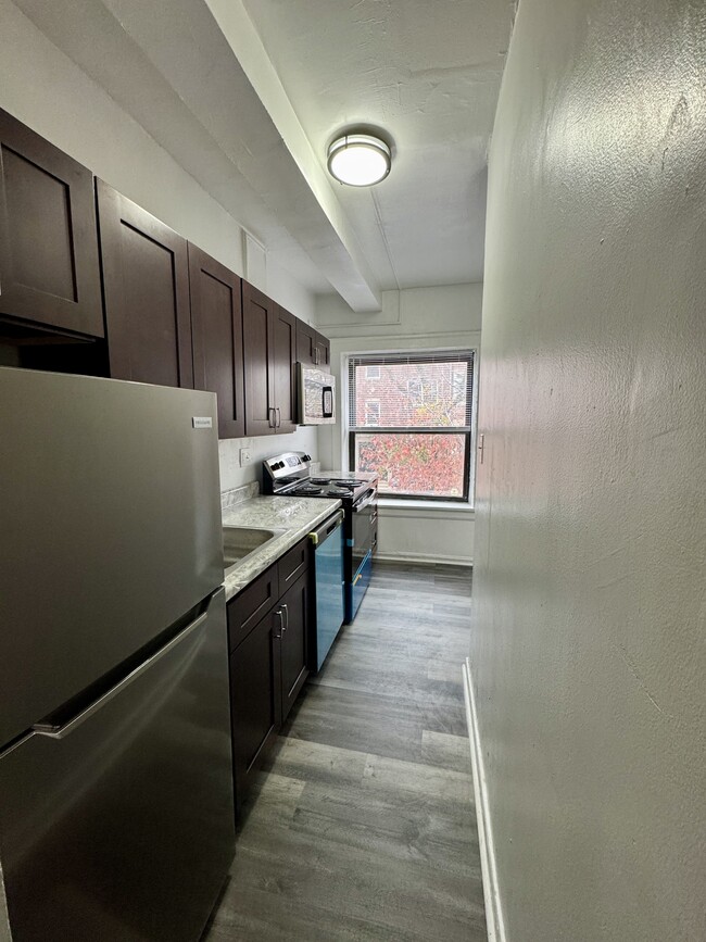 Building Photo - 7453 N Greenview Ave Unit #318