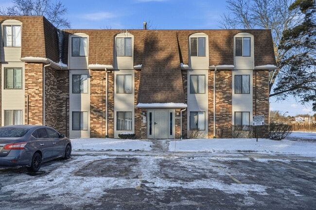 Building Photo - 209 W Ct of Shorewood Unit 3A