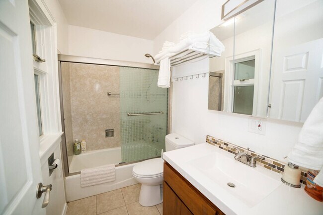 Photo - 2428 Alki Ave SW Unidad SI ID1051257P