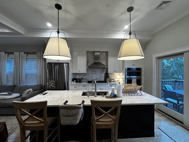 Building Photo - 200 Falcon St Unit 3