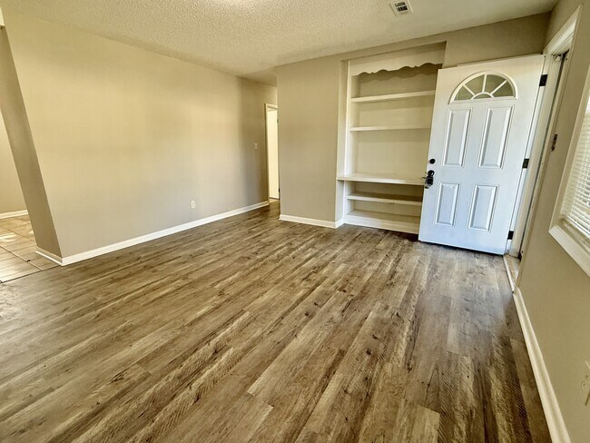 Photo - 2432 Yorkshire Dr SW