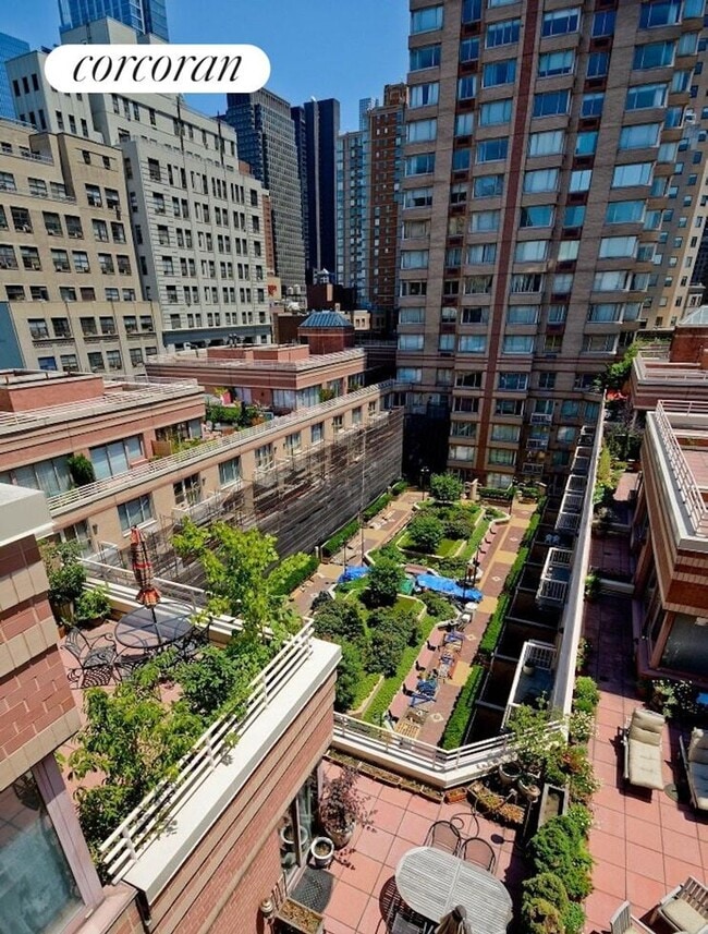 Photo - 393 W 49th St