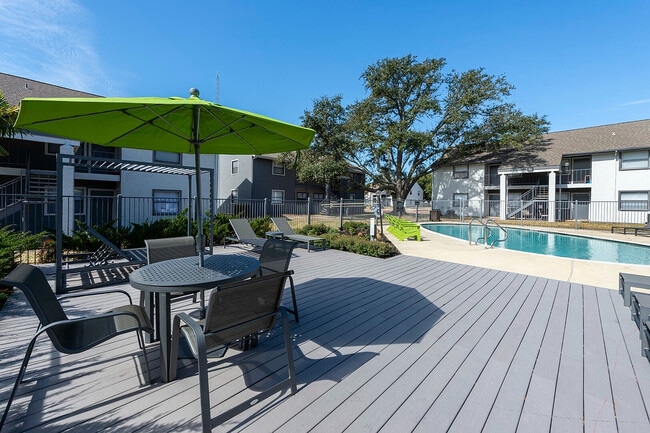 Piscina Grove at Southwood con mesa y sombra - The Grove at Southwood