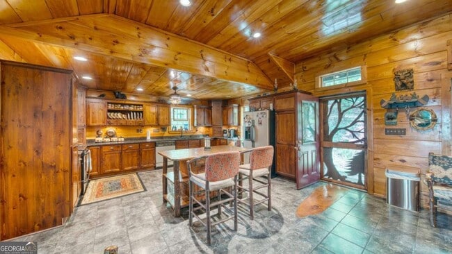 Photo - 911 Summit Way