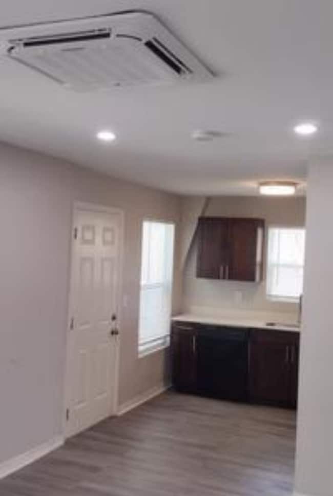 Photo - 701 E Hanlon St
