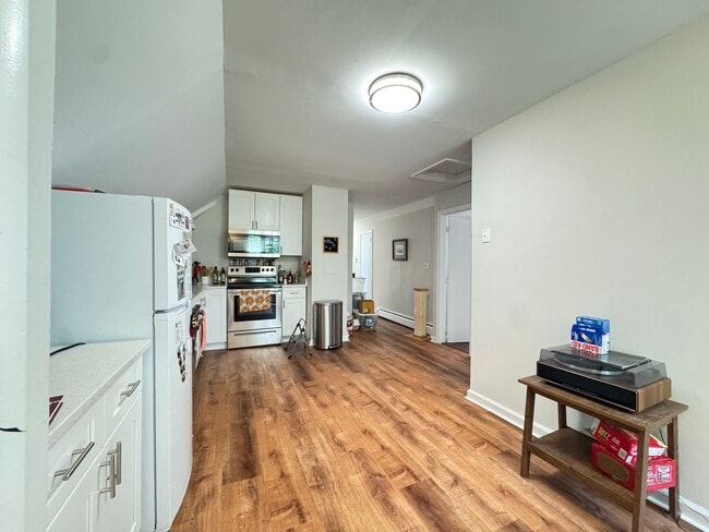 Building Photo - Renovated Beautiful 2BR Near Yale - Science Hill Unit 4 (3rd Fl)