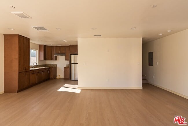 Photo - 1118 W 110th St Unit B