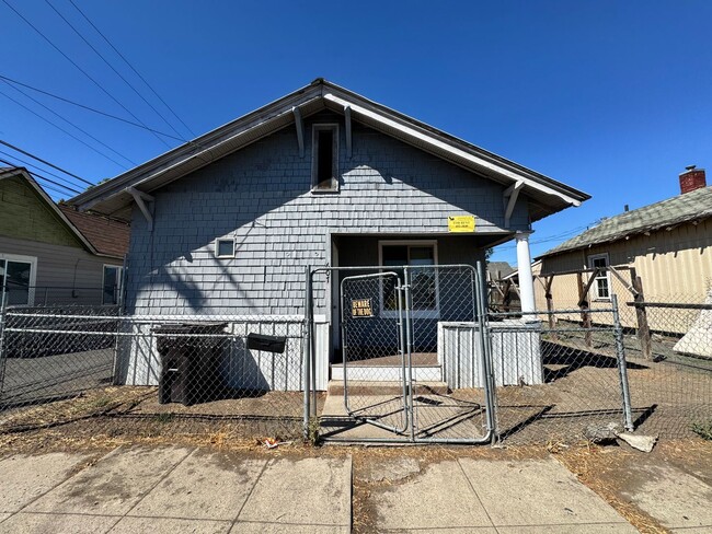 Building Photo - E. Walnut 2br 1 ba w/d hookup Rental