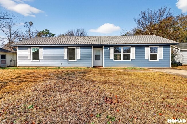 Photo - 215 Oxford Ln