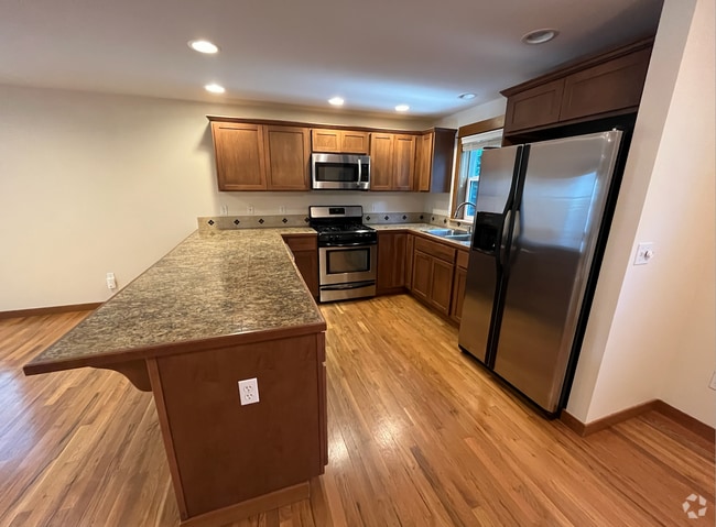 Building Photo - Large 3 bed/3.5 bath Greenwood Townhouse!!!