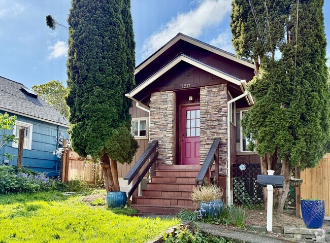 Building Photo - Central Olympia 2 Bedroom Townhome - Avail...