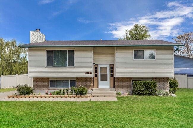 Building Photo - **Coming Soon** 5 bd/ 2 bath Home!