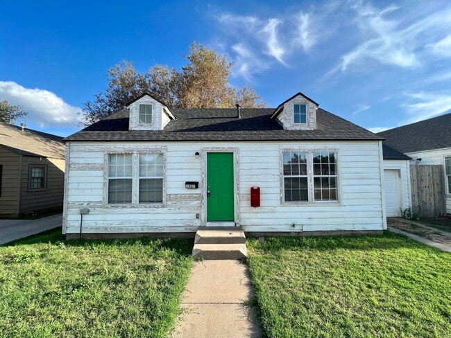 Building Photo - Beautiful Remodel Close to TTU