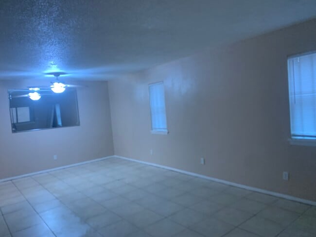 Building Photo - 2800 Cerrillos Rd Unit A12