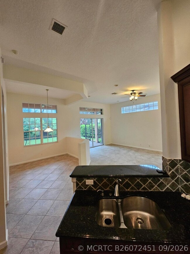Photo - 121 Palmfield Way