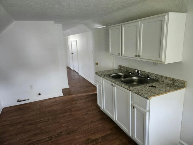 Photo - 1870 Haldane Rd