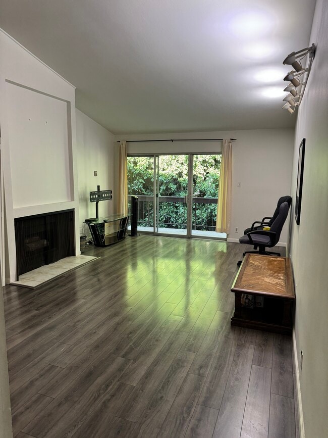 Family room - 440 Veteran Ave Unit 407