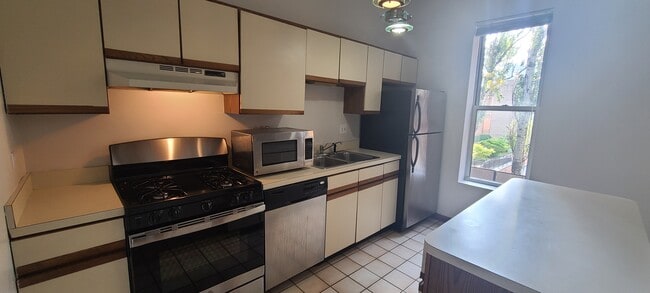 Building Photo - 2352 N Cleveland Ave Unit 2